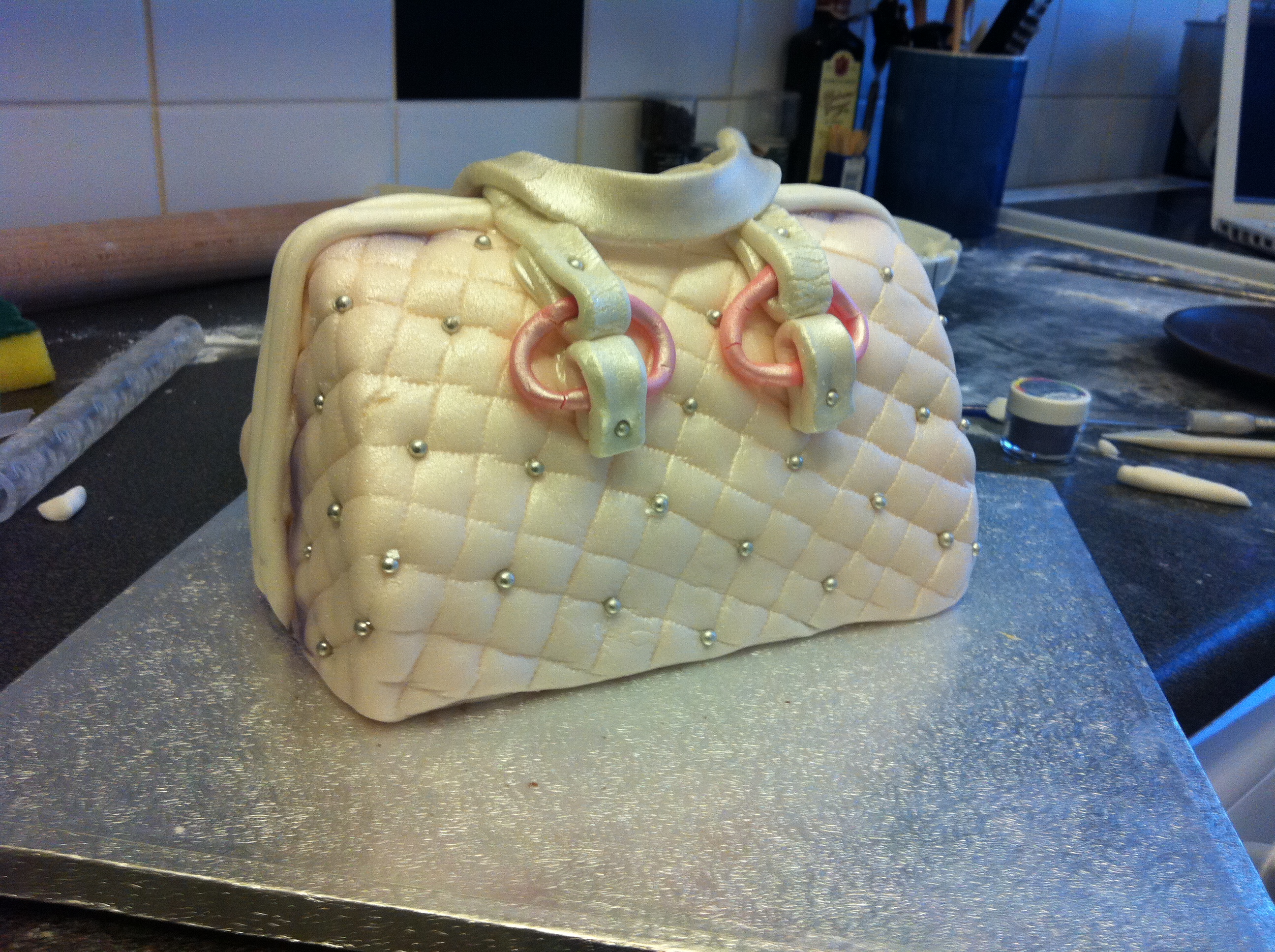 SIMPLE HANDBAG CAKE  Handbag cake, Simple purse, Purse cake